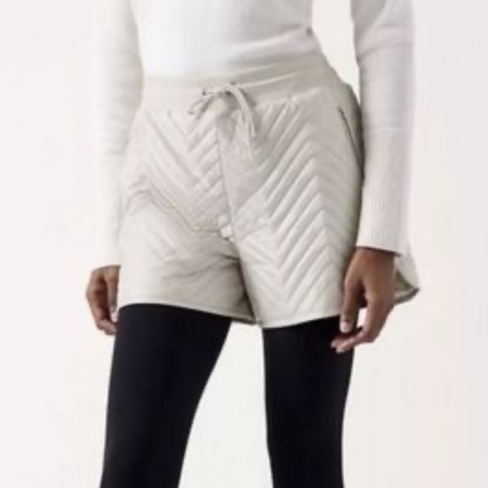 Athleta ski Quilted Cream Shorts, size 12; new
